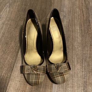 Gianni Bini brown plaid pumps